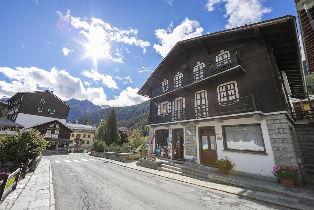 Monterosa Cozy Apartment 200mt From Ski view 3
