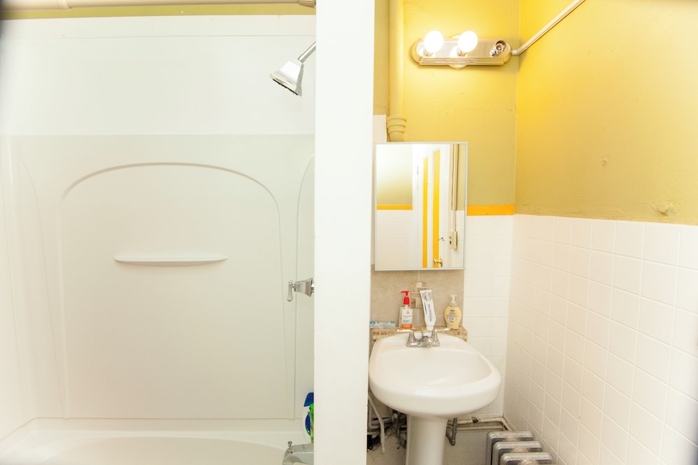 New York City Vacations - Saint Nicholas Inn Guesthouse - Property Image 4