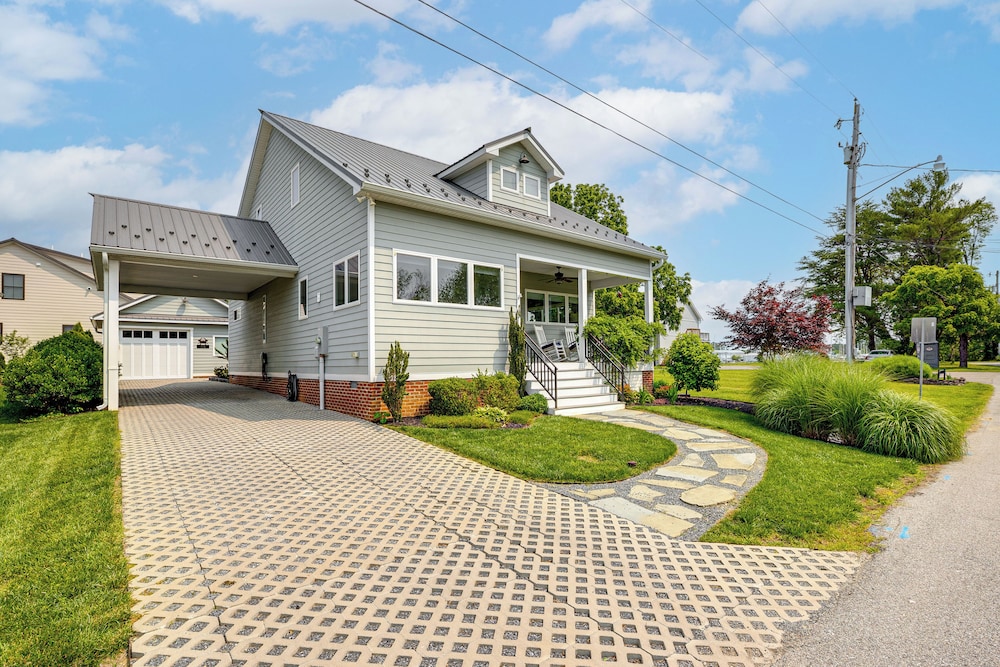 Near Solomons Island Boardwalk: Home w/ Hot Tub!