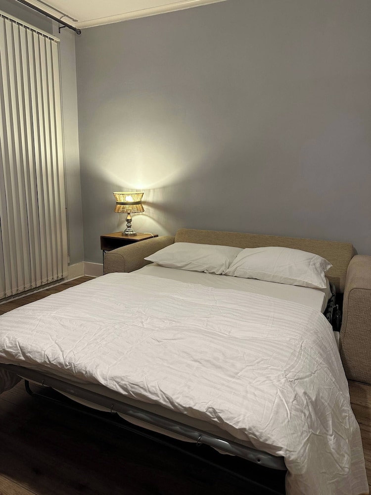 Bright Open-plan Apartment in Welling, South East London