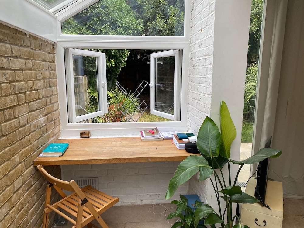 Modern, Spacious 1 Bedroom Garden Flat Sw18