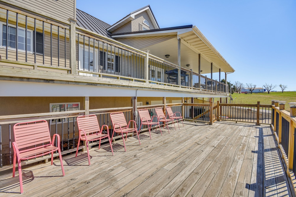 Pond Access & Fishing: 'cedar Lodge' in Versailles