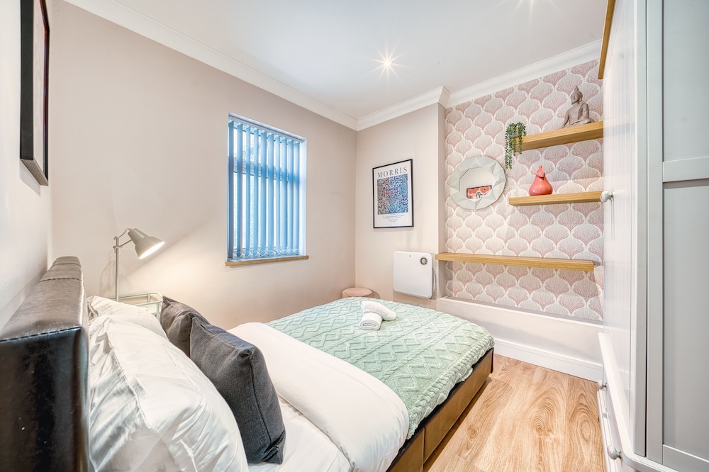 Stylish 2Bed 10 min to Centre Garden view 3