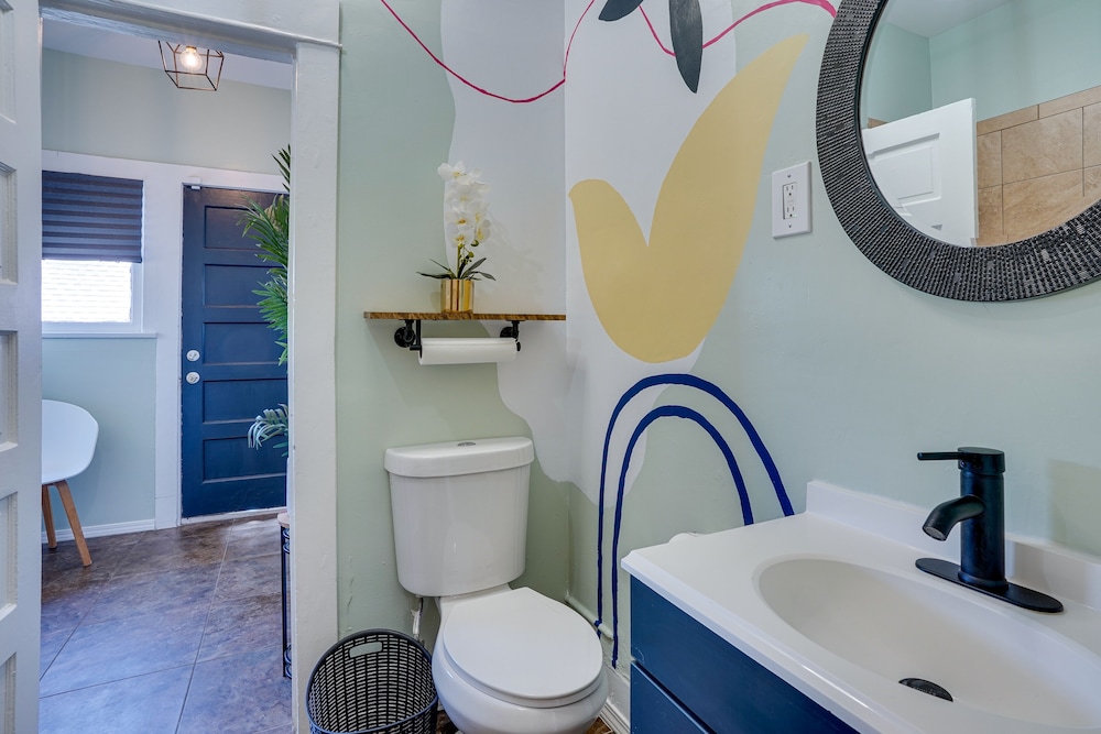 1 Mi to Dtwn! Bright Long Beach Apartment