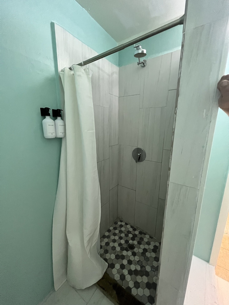 The Waterfront Inn - Hostel