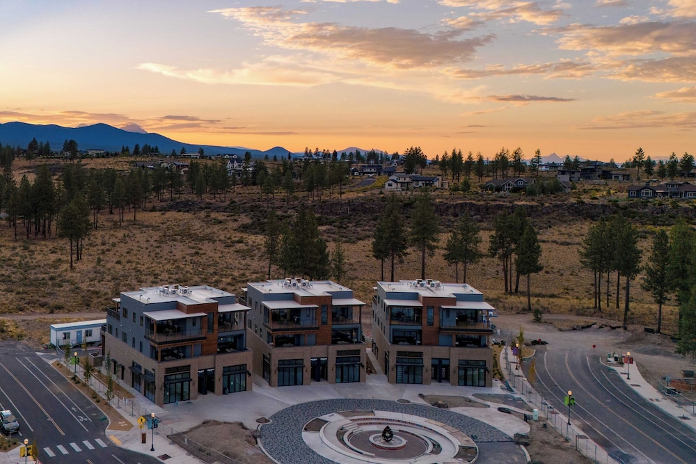Sleeps 40! 8 Modern Units/20 Bdrs w/ Deck+hot Tub, 10mins to Downtown & Old Bend