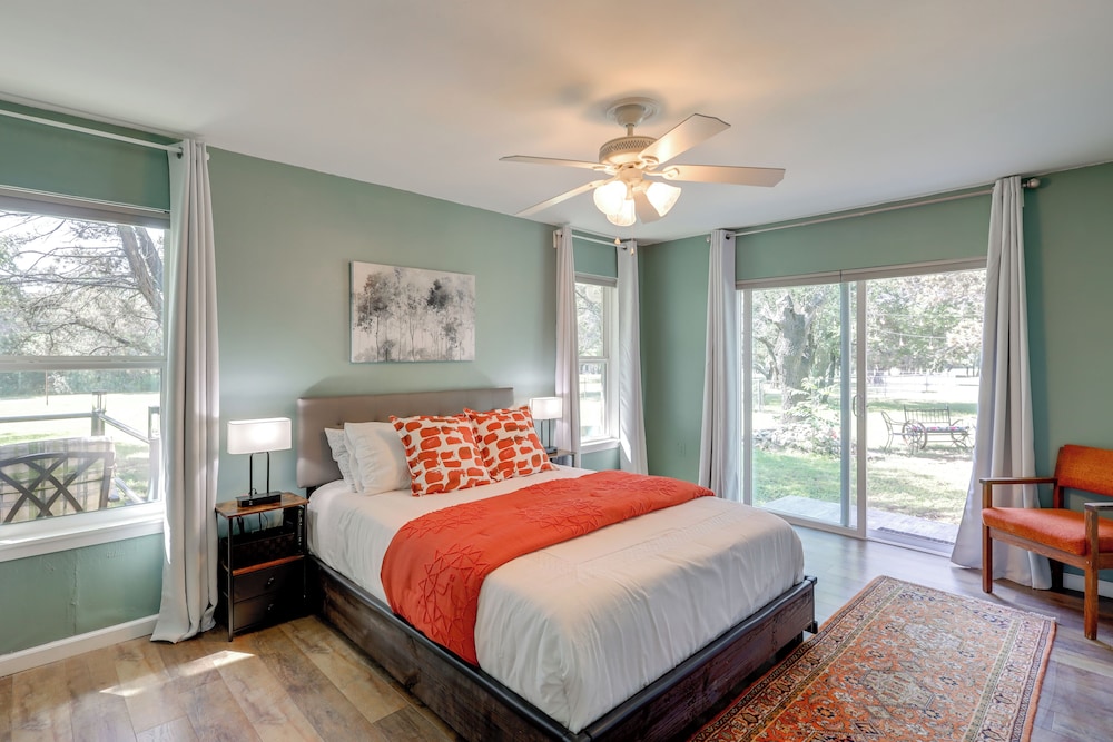 1 Mi to Lake Whitney: Morgan Home w/ Deck!