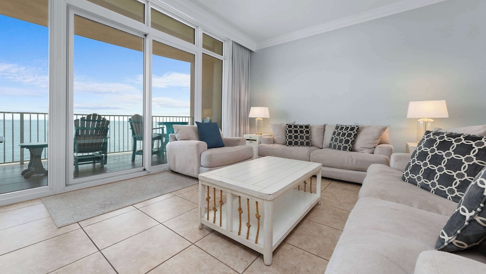 Beachfront 3-bedroom Condo on 15th Floor Balcony, Lazy River, Jacuzzis