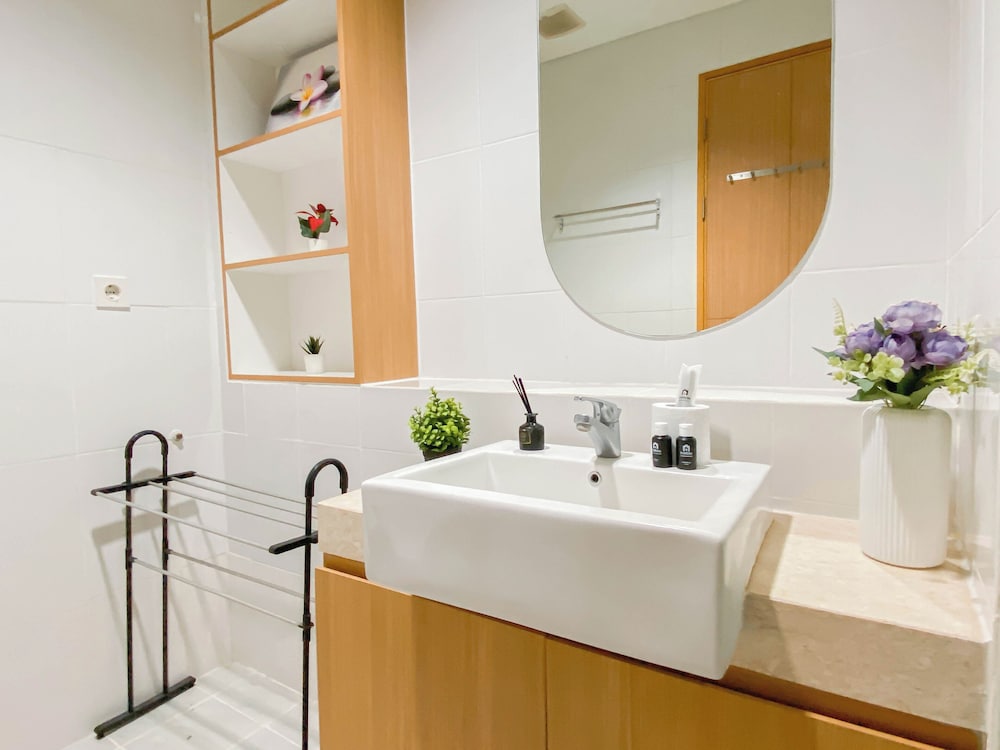 Warm Contemporary 2Br Apartment At Samara Suites