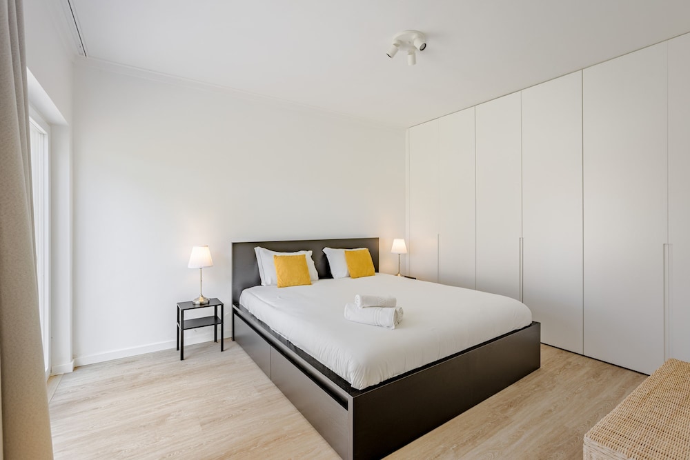 Aroeira Modern Grand Villa With Pool by Homing