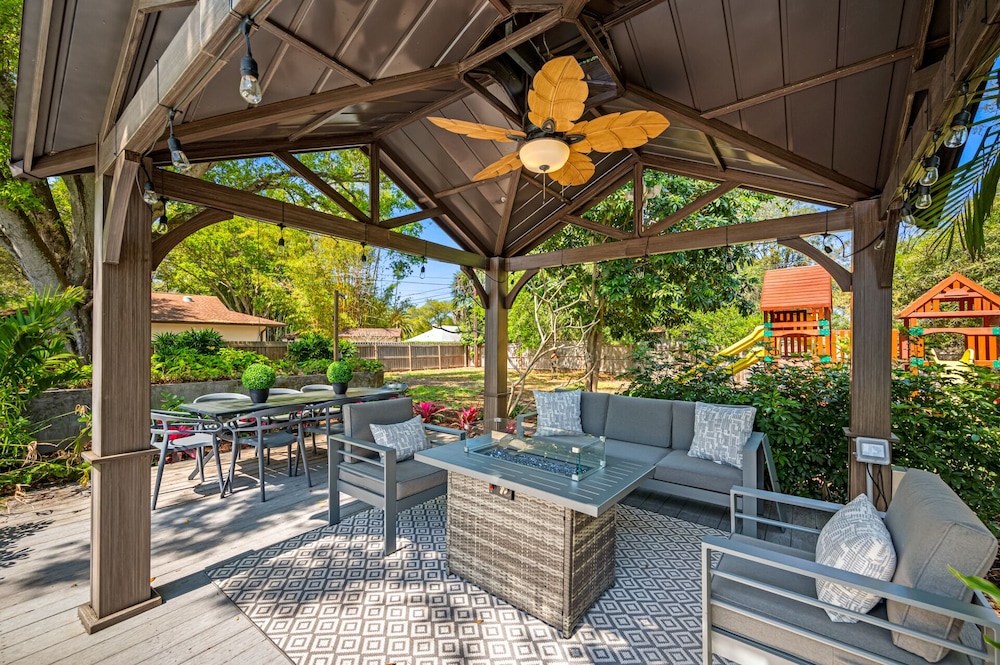 Luxury Retreat: Pool, Games, Basketball & More!