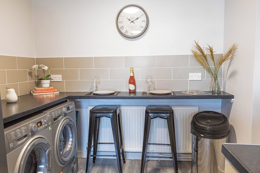 Spacious 4-bed, Free Parking, Short or Long Stays