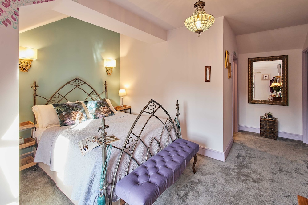 Host Stay Lilac Cottage