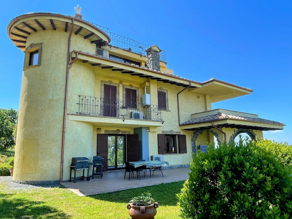 Charming Villa in Umbria - Sleeps 16 - Lake View - Pool, Jacuzzi and Events Room