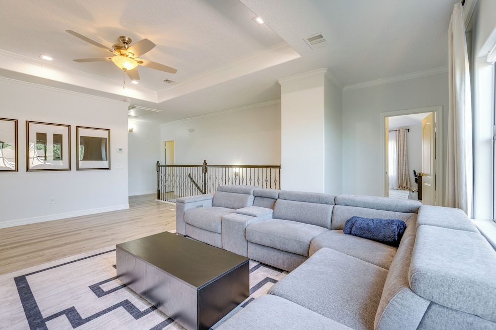 Yard & Workspaces: Luxe Duplex Unit in Houston