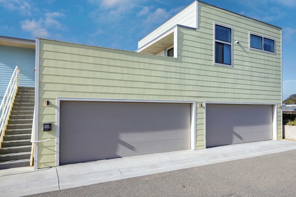 Beachfront 2BR w/ Deck, Views & Direct Sand Access Strand Way A