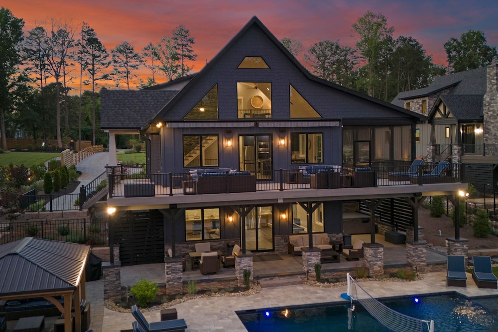 Blue Heron by Avantstay Lakefront Dock Pool Theater Sleeps 22