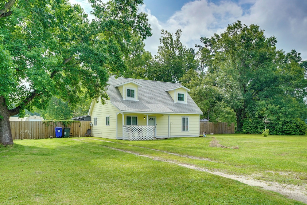 Spacious and Bright 5-bedroom Oasis Pool and Yard