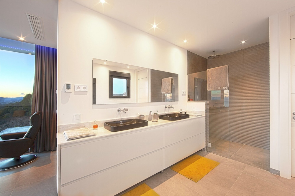 Villa in Marbella With Private Heated Pool