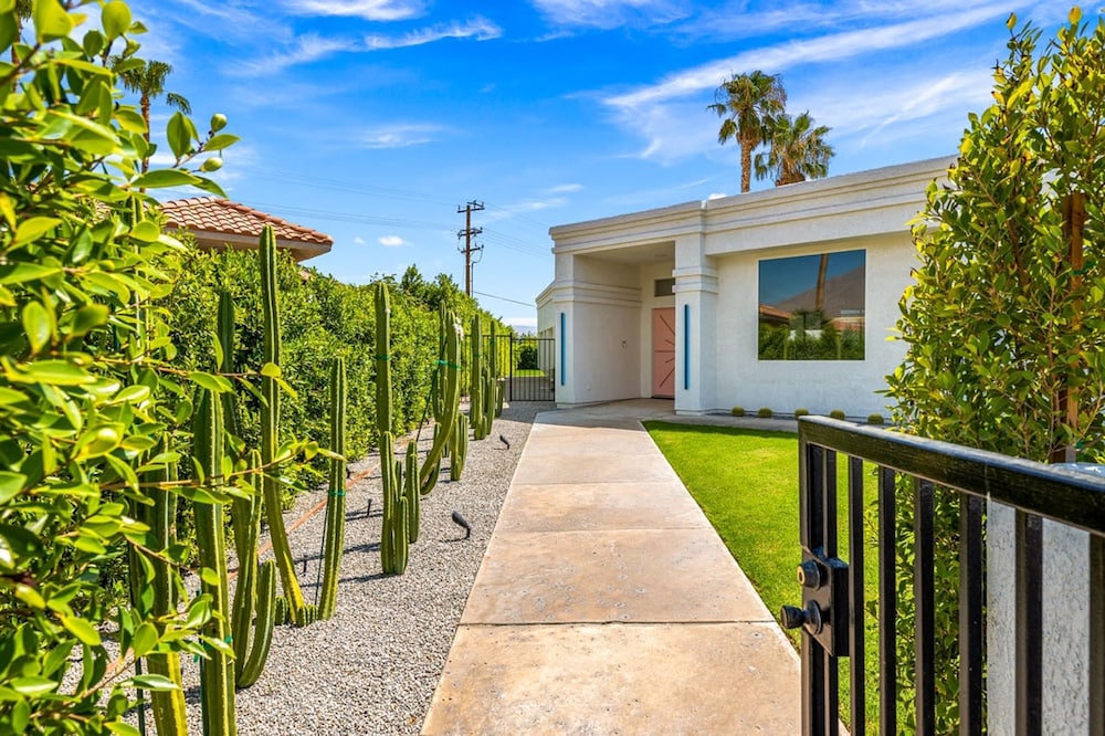 The Lighthouse- Monthly 4 bd 4 bth Pool Spa
