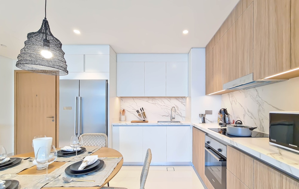 Stylish 2BR in Emaar Beach Front w/ Private Beach