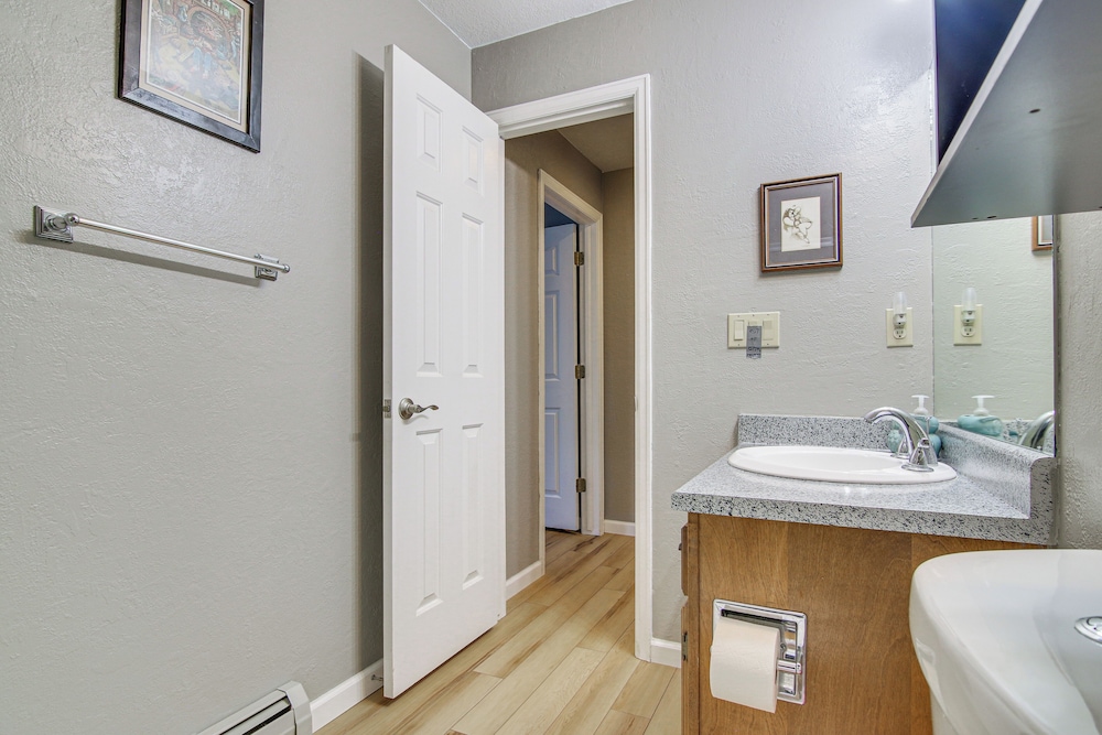 Private Hot Tub, 4 Mi to Usafa: Cozy Apartment!