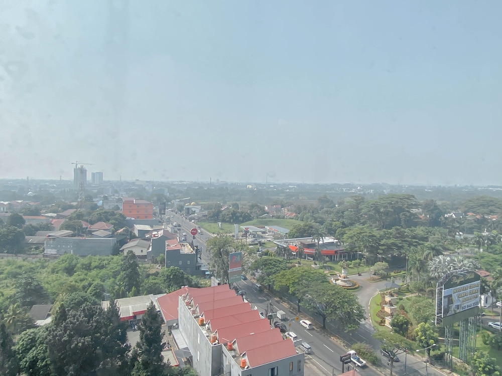 Homey And Tranquil 2Br Apartment Transpark Cibubur
