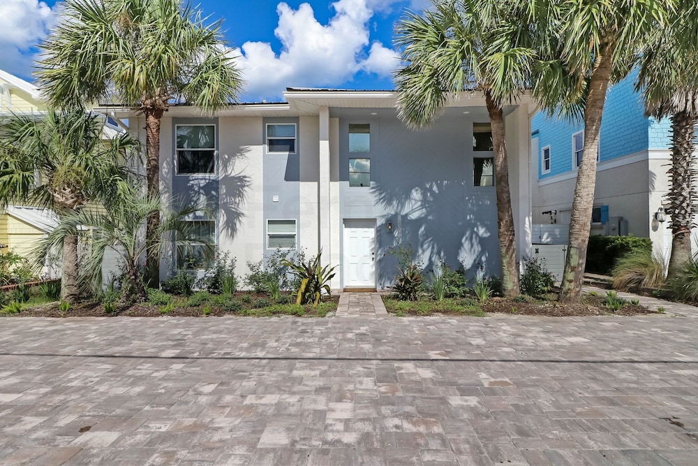 Fernandina Beach Vacations - Dog Friendly Oceanfront Beach House by RedAwning - Property Image 49