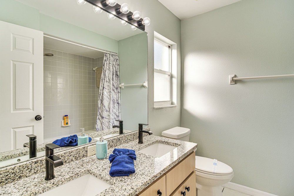 3 Mi to Clearwater Beach: Home w/ Patio & Grill!