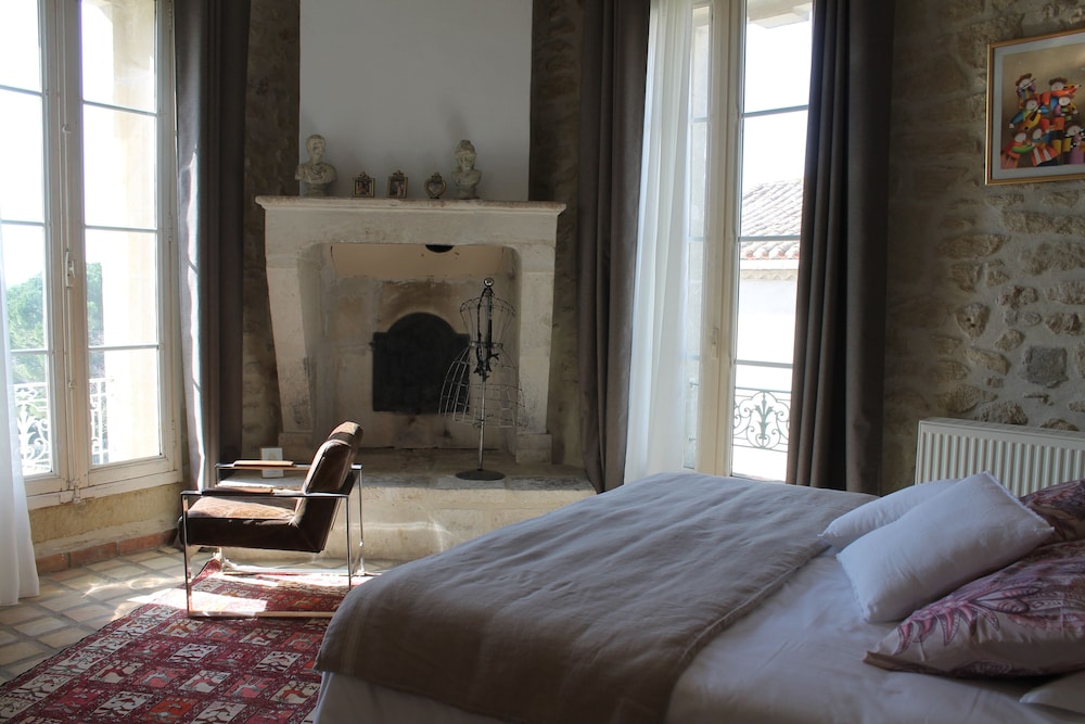 La Demeure casa de huéspedes con piscina en Aubais — hotel room