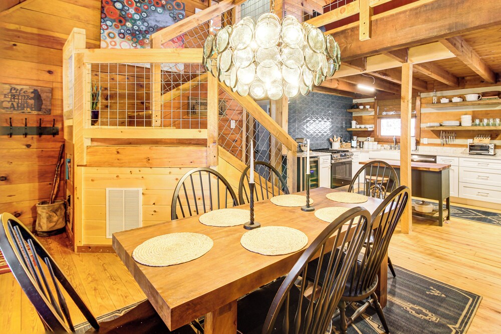 3 Mi to Dtwn Ellijay: Tree-lined Cabin w/ Deck!