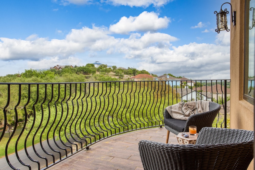 Hudson by Avantstay Magnificent Home w/ Beautiful Views, Multiple Living Areas, Pool & Games!