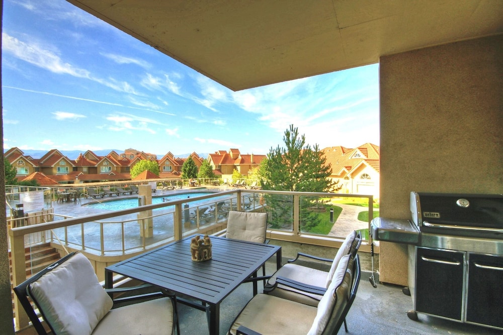 Sunset Waterfront Resort by KVR