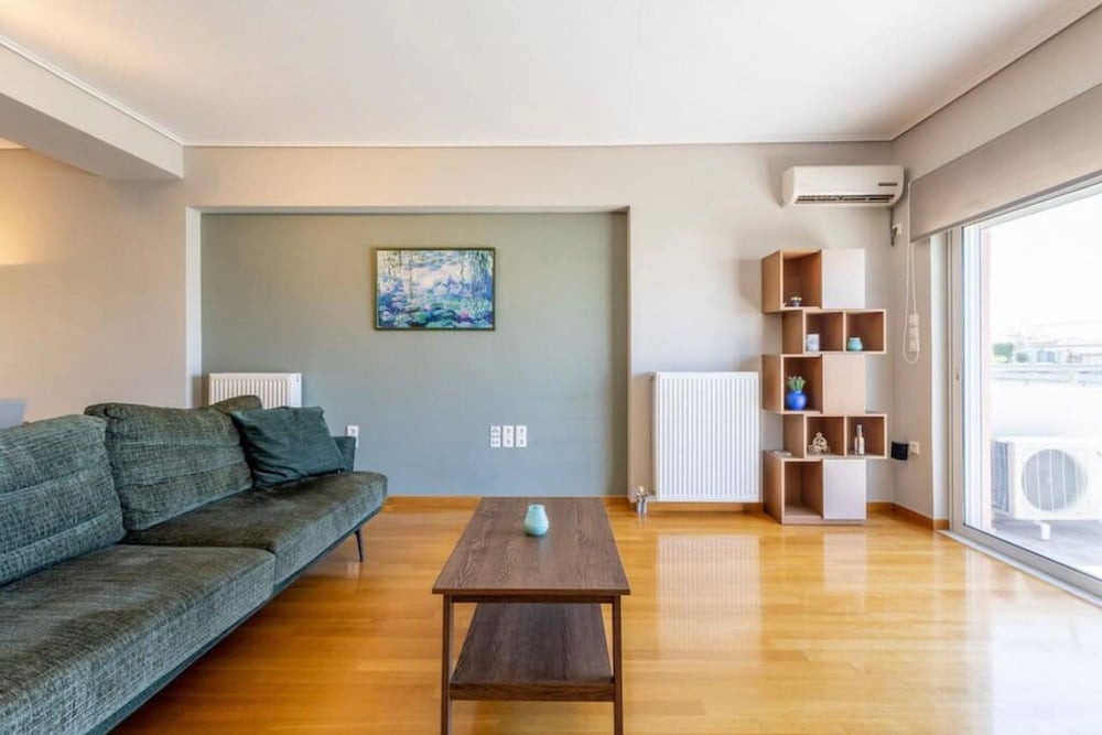 Cozy top Floor Flat Petralona