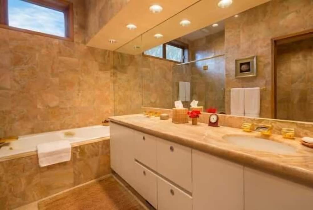 Penthouse with Panoramic Views of Vail Mountain and the Gore Range by RedAwning