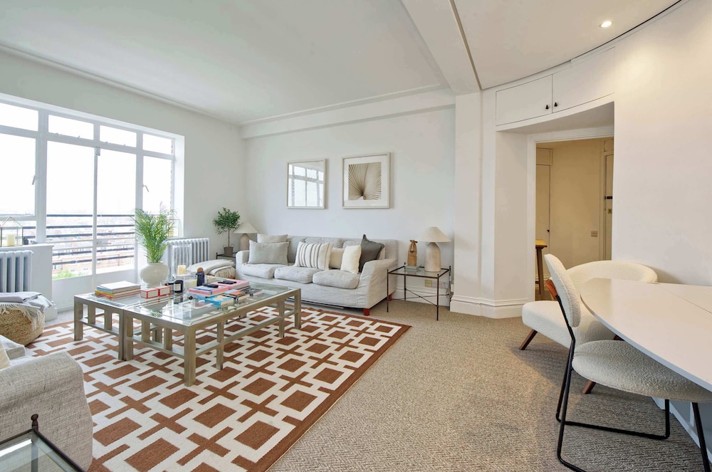 Large 1 Bedroom Apartment - Chelsea