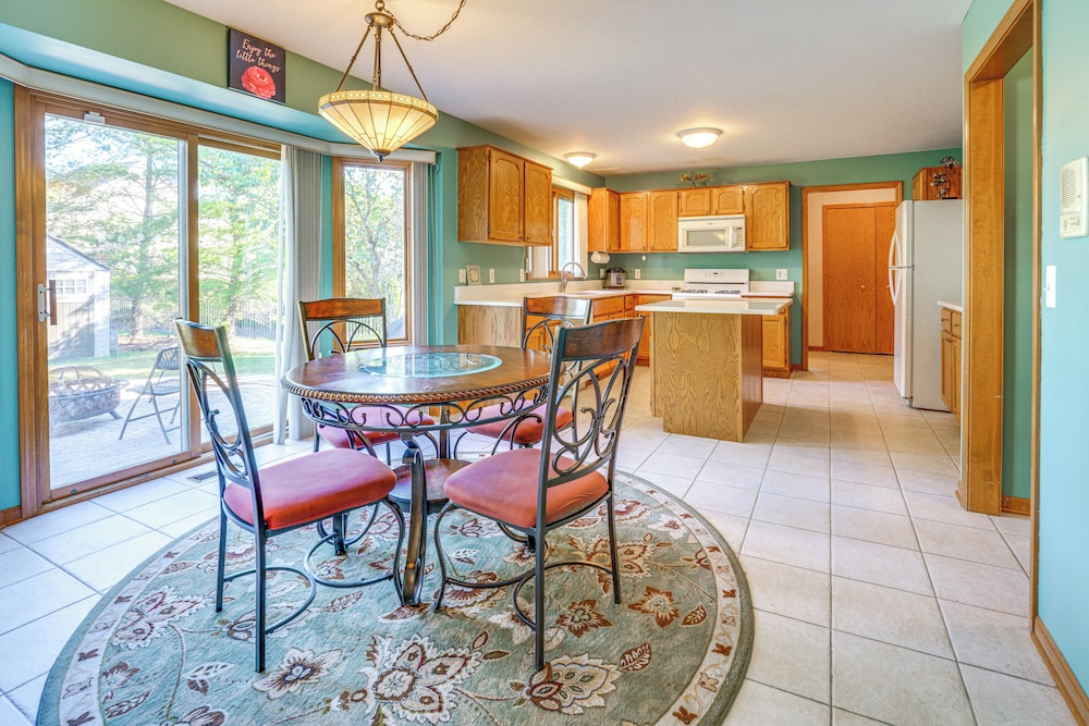 Private Yard w/ Patio: Family Getaway in Macomb