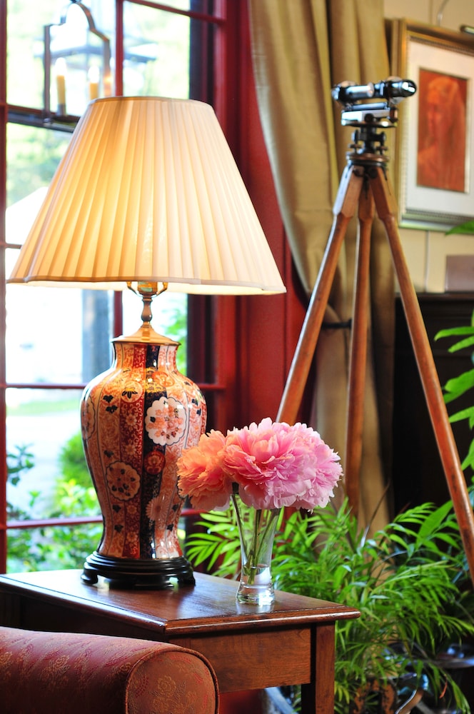 1795 Acorn Inn B&B