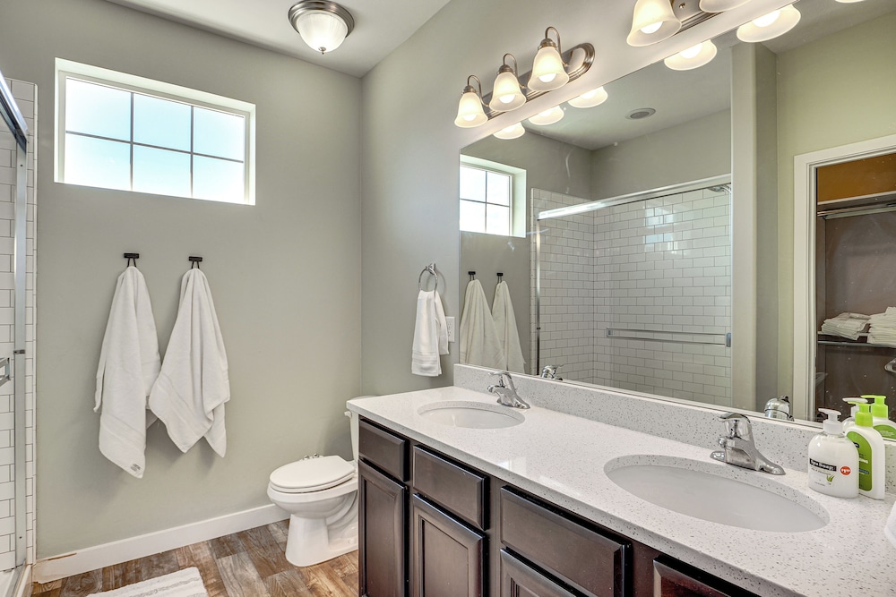 4 Mi to The District: Family Home w/ Tennis Access