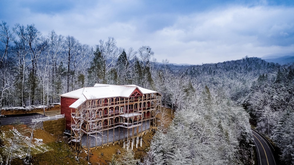 Breathtaking 14BR Cabin: Elevator Views Games Hot Tubs Galore, Billede 29