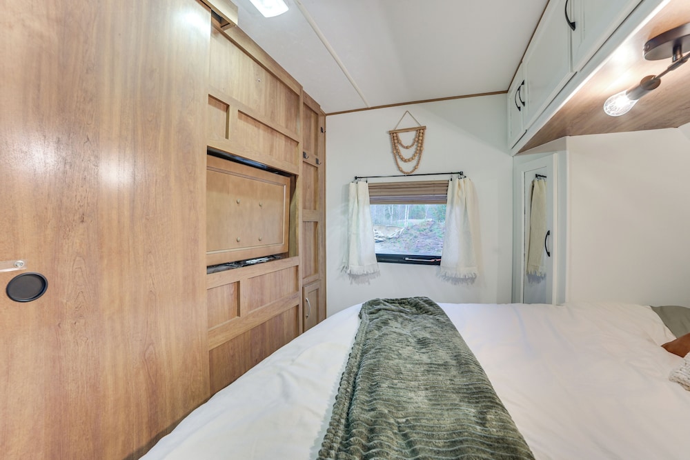7 Mi to Torch Lake: Pet-friendly Getaway!