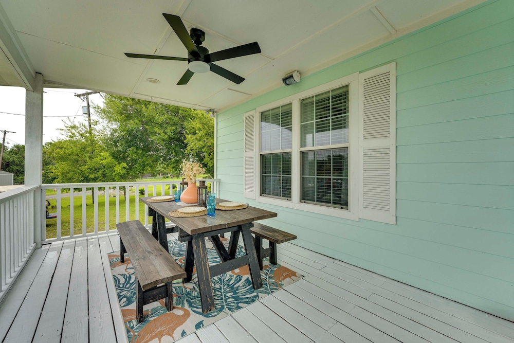 Fish & Boat: Home w/ Spacious Yard in Seadrift