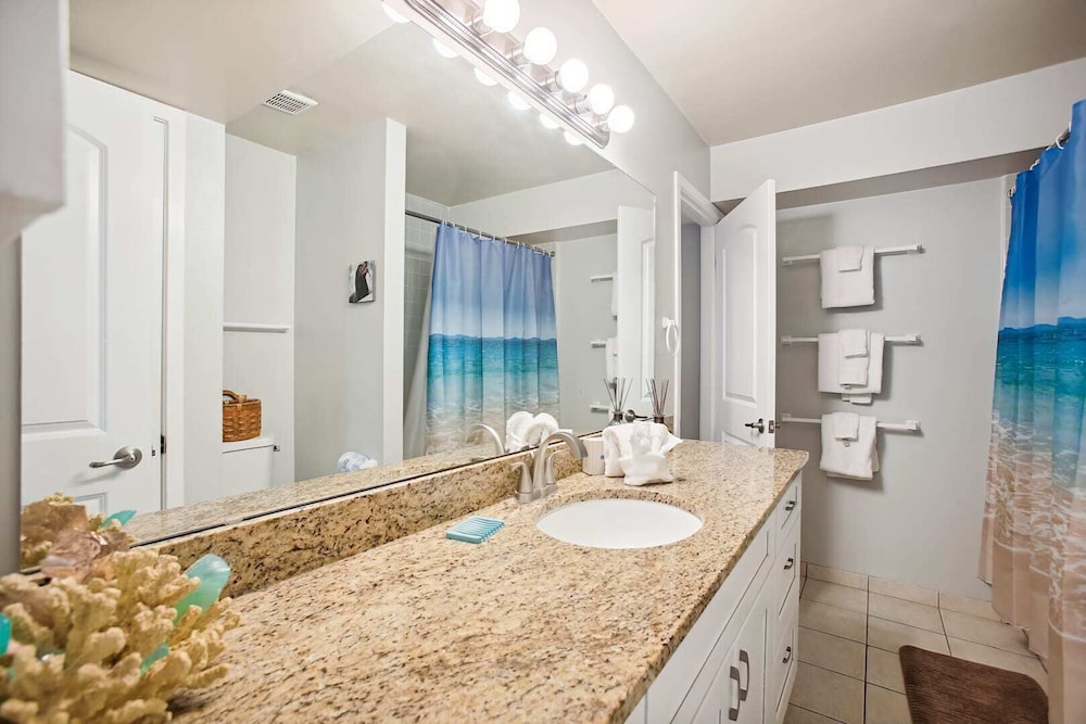 Luxe Oceanfront Retreat: St. Aug Hibiscus D202