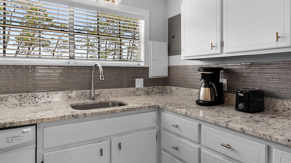 2BR Home, Private Heated Pool, 4 Bikes, Beach Access