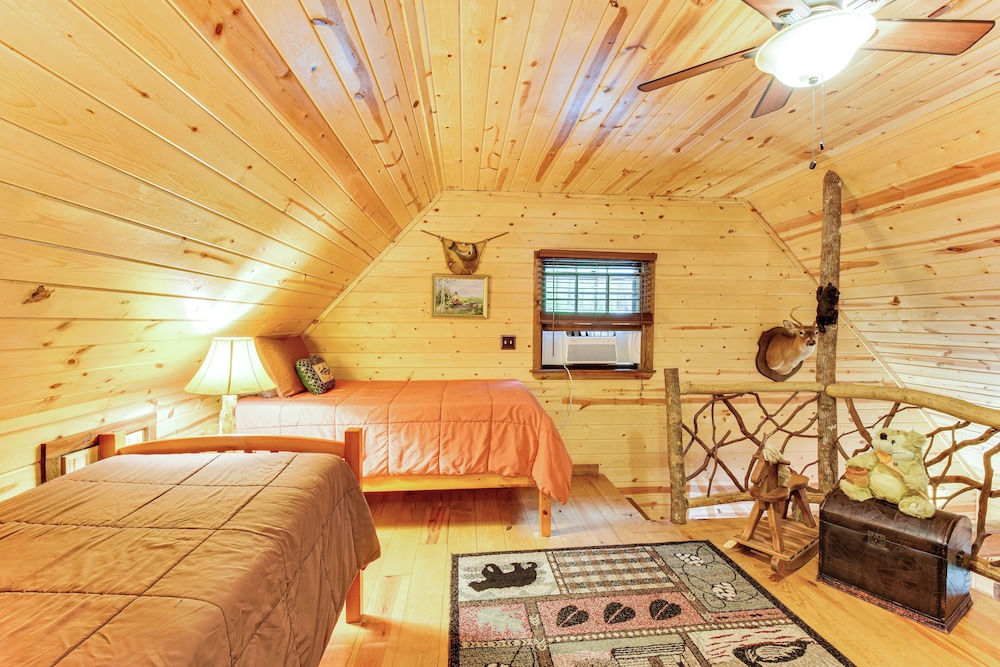 5 Mi to Unicoi State Park & Lake: Hot Tub Haven!
