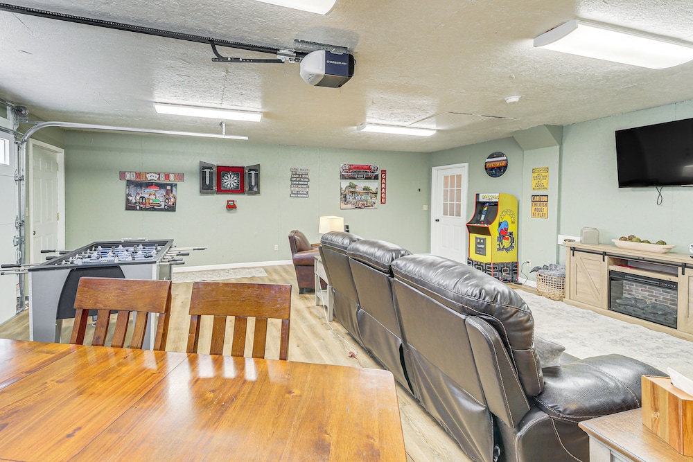 2 Mi to Branson Landing: Quiet Home w/ Lake View
