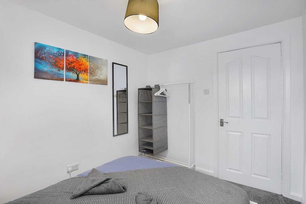 Spacious 4 Bedroom House With Parking