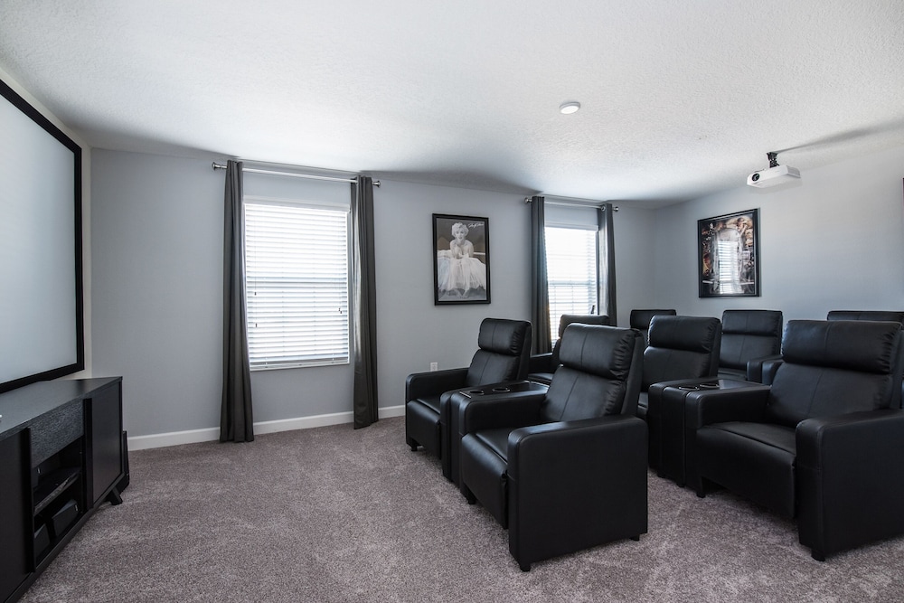 8 Bdrm 5 Bath Villa - Image 1