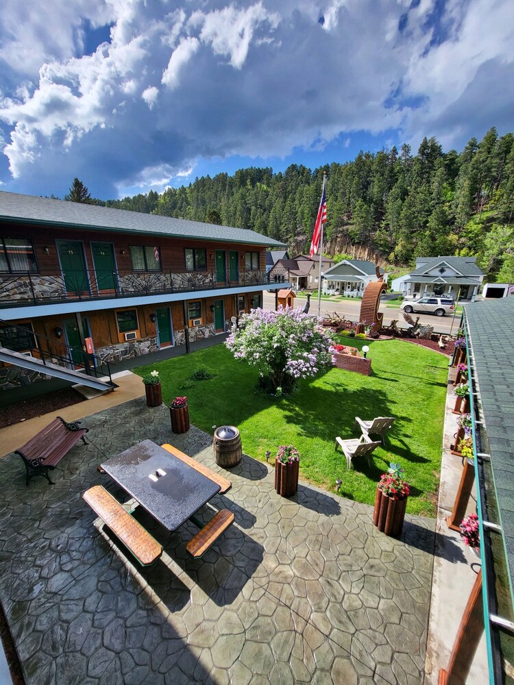Cedar Wood Inn