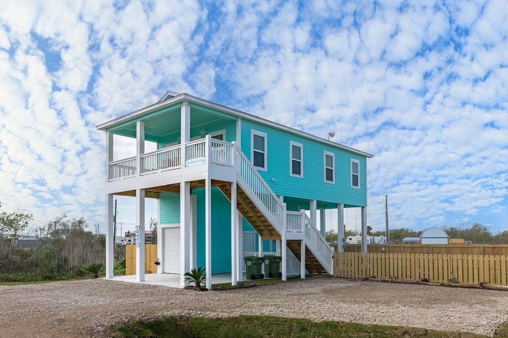 Sea Glass Cottage 2 Bedroom Home by RedAwning view 5